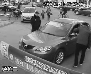 保定一男子驾车强闯小区 拦车保安被撞翻(图)