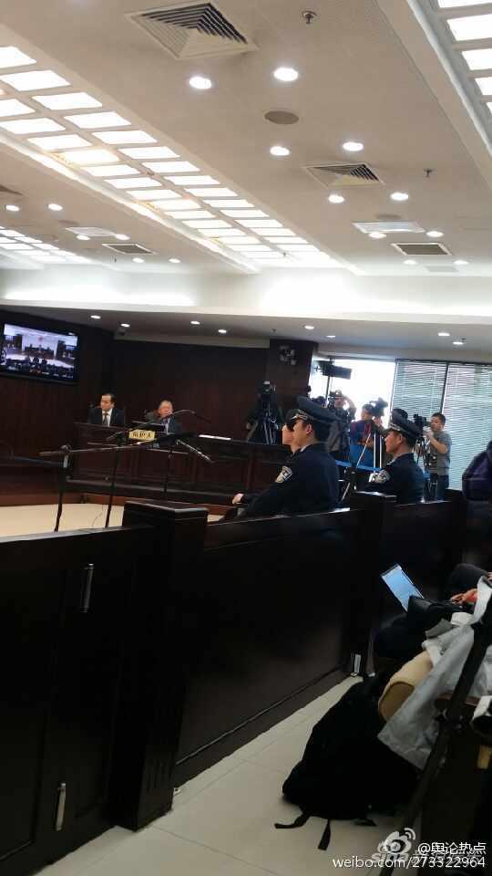  房祖名现身 已考虑清楚认罪否 - 手机新浪网