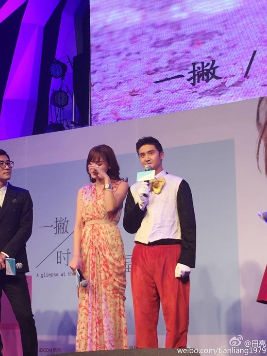 田亮深情表白叶一茜 扮米老鼠为老婆站台