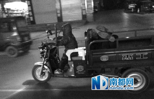近日,广西宜州一男童驾驶三轮车载着一名成年人的照片,在网上蹿红。
