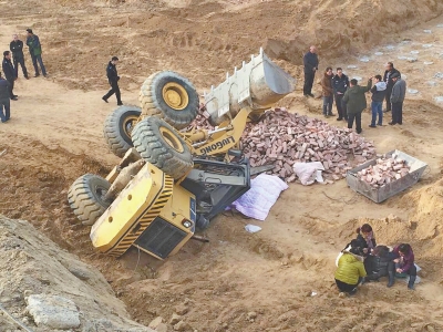 郑州工地铲车侧翻 一人驾驶室被压身亡