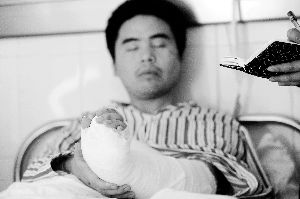 李亚飞目前在花都中西医结合医院接受治疗。 信息时报记者 陆明杰 摄