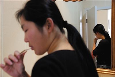 手術(shù)失敗后，她不愿意看到自己的臉，就連洗漱時也不愿看見鏡子里的自己。