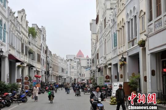 海口骑楼老街是国内现今保留规模最大,保存基本完好的骑楼建筑区,图为修复后的骑楼老街。 骆云飞 摄