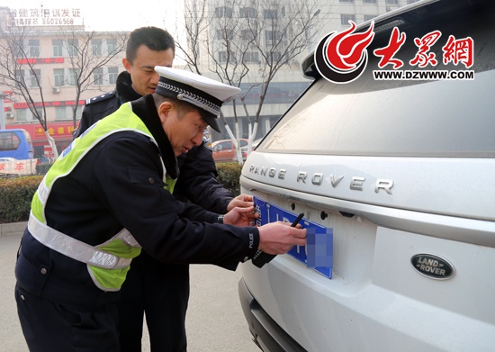 路虎掛假牌遇濟(jì)南交警檢查強(qiáng)行闖崗