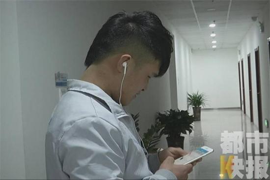 重庆小伙在西安坐火车 正听歌手机突然被偷