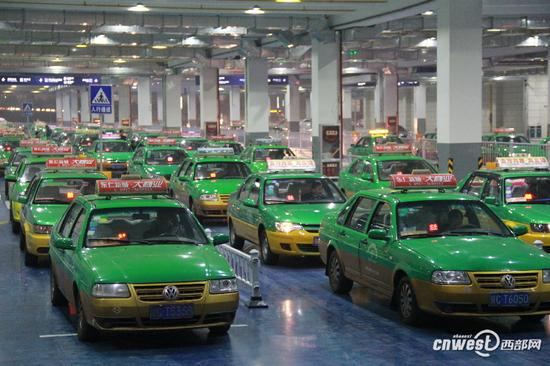 1月9日19时，在宝鸡南站停车场等待乘客的出租车