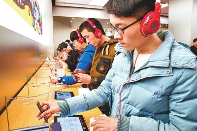 1月10日,众多顾客在郑州苹果直营店内选购产品。王铮王威摄