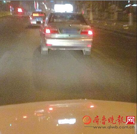 一名專車司機(jī)正在追堵一輛涉嫌舉報專車的出租車。受訪者供圖