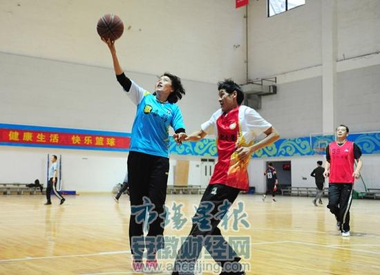 安徽首个女子篮球俱乐部成立 队员平均年龄50