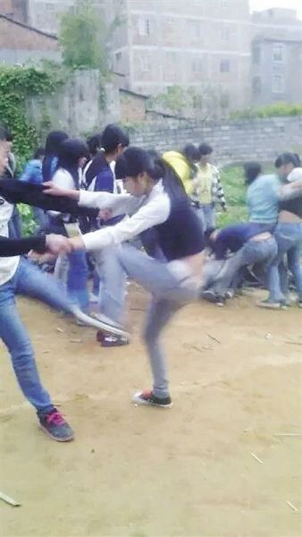 网上流传的宾阳县思陇镇女学生打群架图片
