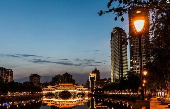 四川夜景流光溢彩 哪个城市让你沉醉