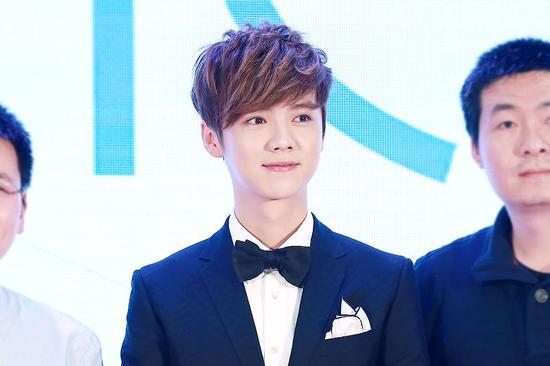 鹿晗获杜莎夫人蜡像馆邀请制作蜡像 出差时父