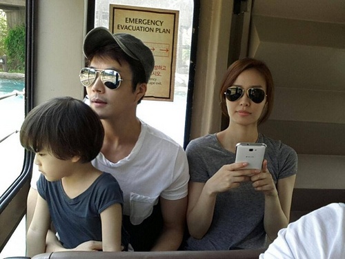 权相佑喜得千金晒和女儿牵手照 感谢妻子