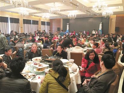 武昌一市场经理给儿办生日宴 商户纷纷收请帖