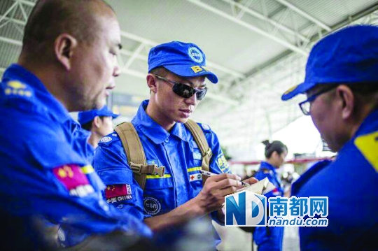 副队长737和队友商量救援的细节。佛山蓝天救援队供图