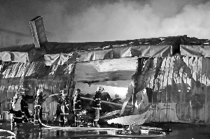 <em>南京仙林</em>汽配城昨晚突燃大火 过火面积约1000