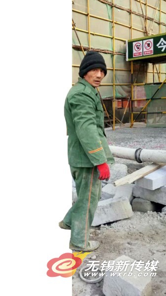 一名未戴安全帽、存在工伤风险 的建筑工人。 (于越 摄)