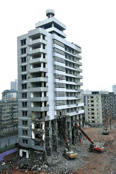 成都城北30年前最高楼拆除 市民纷纷拍照留念
