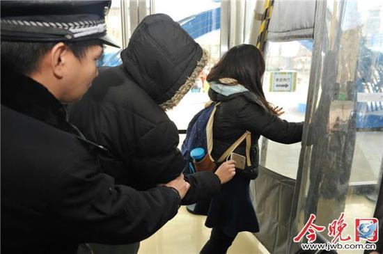 津城派出所民警现场演示 支招防扒窃技巧(图)_新浪天津_新浪网