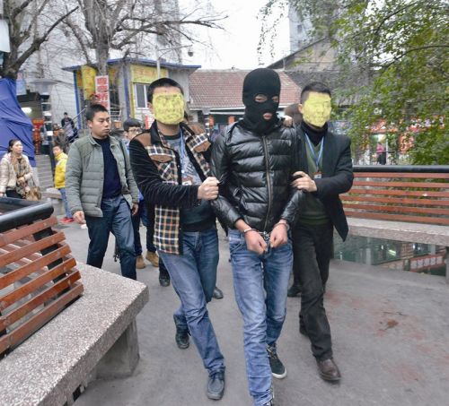 男子抢劫万元现金不知情 找到2500元把包丢河