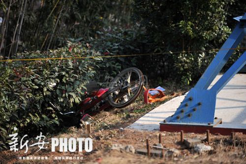 男子骑摩托车走钢丝坠亡续:高空秀舞杂技停演