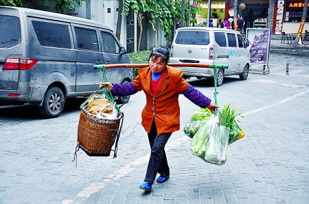 渝中区较场口,彭国分正在挑菜 记者 邹飞 摄