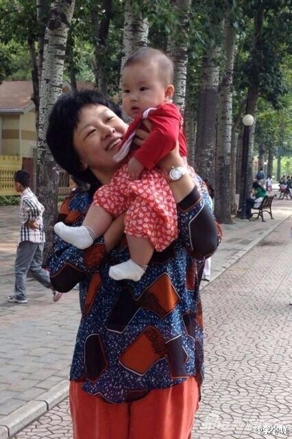 李小萌抱着女儿