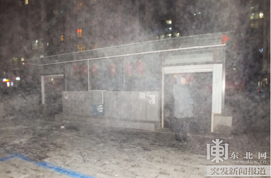 哈西农贸大市场发生火情 消防官兵抵达将火扑