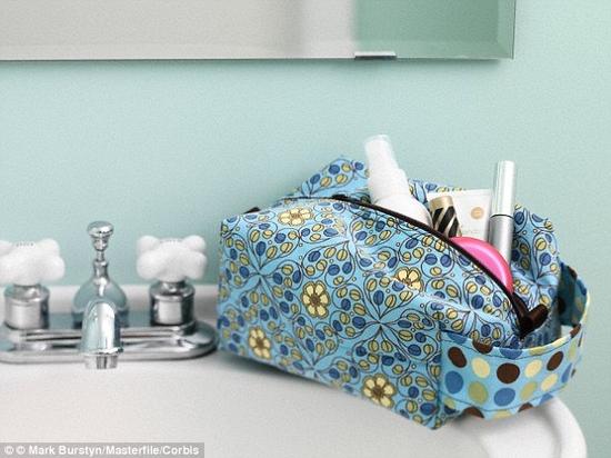 驱虫剂、化妆品(照片显示)和防晒油等个人护理用品的化学物质可能进入泳池内的水中。游泳者吞下的许多药物不会被人体完全新陈代谢，而是通过汗水和尿液分泌出来。