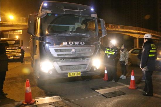 江汉城管联合多部门整治超限货车 违规货车被
