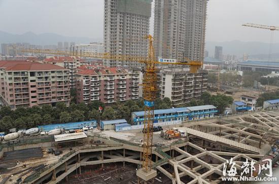 福州:60米长吊臂伸到工地外 戳入居民家