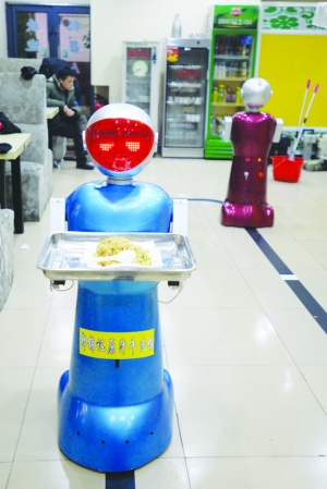 桂林路一餐厅机器人当服务员 会说话长得萌萌