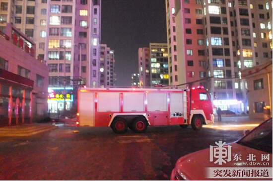 哈西农贸大市场发生火情 消防官兵抵达将火扑