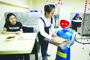 桂林路一餐厅机器人当服务员 会说话长得萌萌