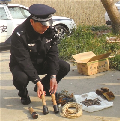 民警正在清点弹药。