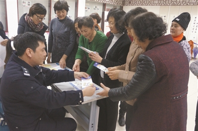 苏州社区民警自编防骗顺口溜 给居民支招