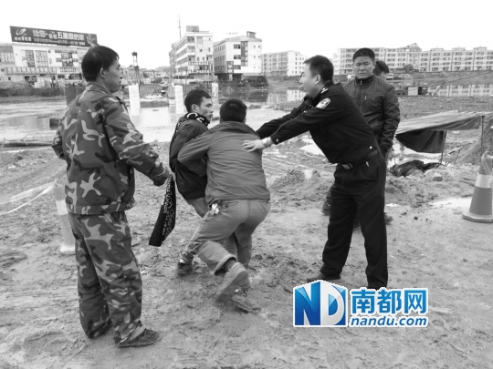 ←无法接受事实的失踪工人家属,要求工地负责人下河找人。南都记者 刘辉龙 摄