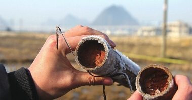 孩子们就是从这样的烟花纸筒里掏出火药的