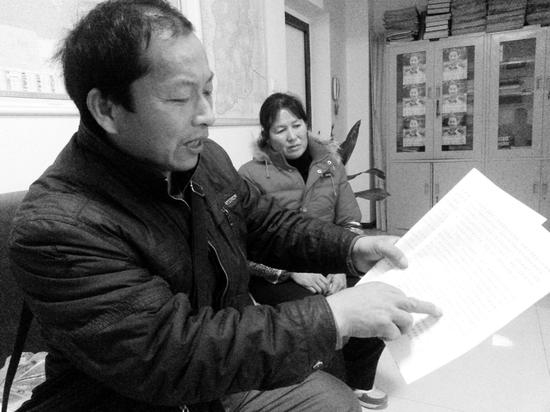看着判决书上儿子被打的经过,陈情简直无法想象传销组织成员当时的残忍行径。
