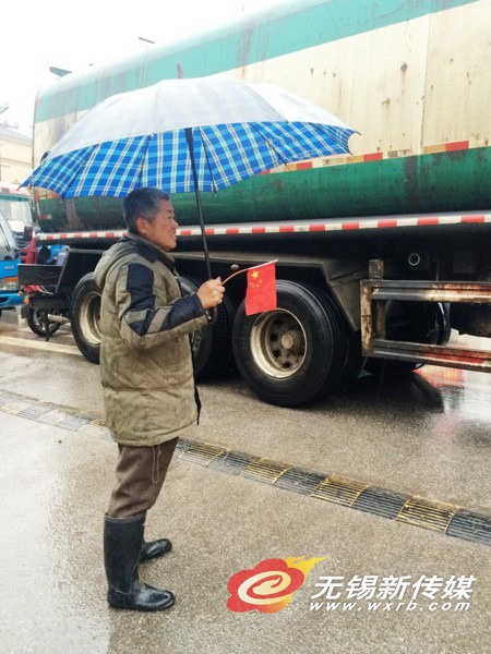 两卡车相撞殃及轿车 热心老人客串交警