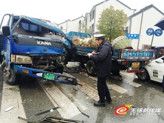 两卡车相撞殃及轿车 热心老人客串交警