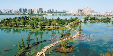 高标准规划建设的梅溪湖片区，山水呼应，生态优美，已经成为湘江以西的标志性景点。 长沙晚报记者 李锋 摄