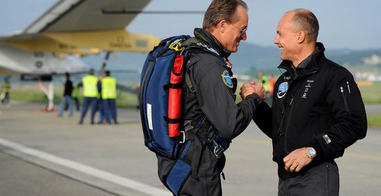 阳光动力两名联合创始人及飞行员波特兰·皮卡德和安德烈·波许博格