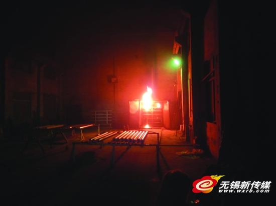 旧辊管内导热油自燃 幸得消防及时扑灭