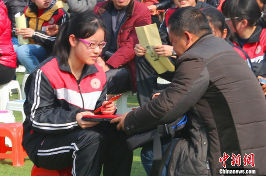 湖北一高中举行18岁成人礼 校方赠宪法读本