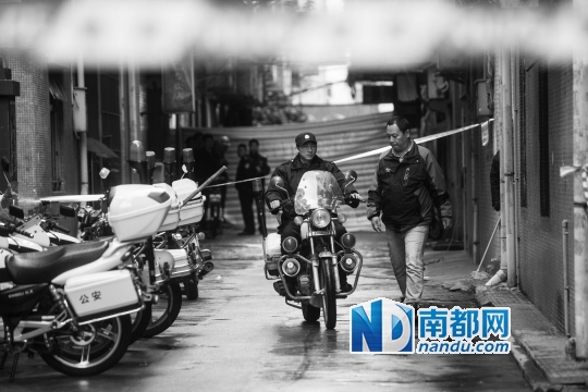昨日案发现场警戒森严,警方拉起彩条布遮挡现场进行勘查。 南都记者 王子荣 摄