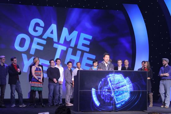 2013 年获得 GDCA 年度最佳游戏等 6 项大奖的《Journey》创意总监陈星汉上台接受颁奖