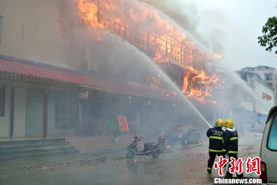 图为消防官兵正在灭火。 钟欣 摄