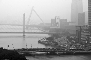 昨天下午,市区还下着毛毛细雨。市区三江口能见度低。 记者 唐严 摄